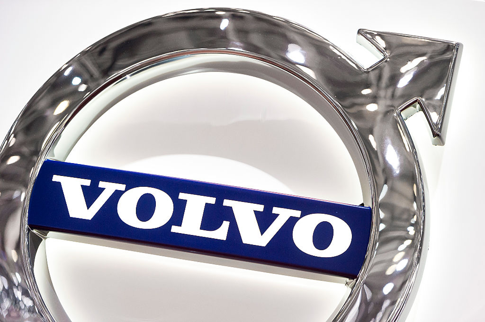 Продажбите на Volvo Cars падат с 11% през април