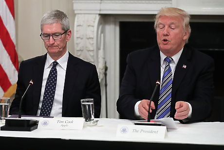 Тръмп иска Apple да спре разширяването на производството на iPhone в Индия