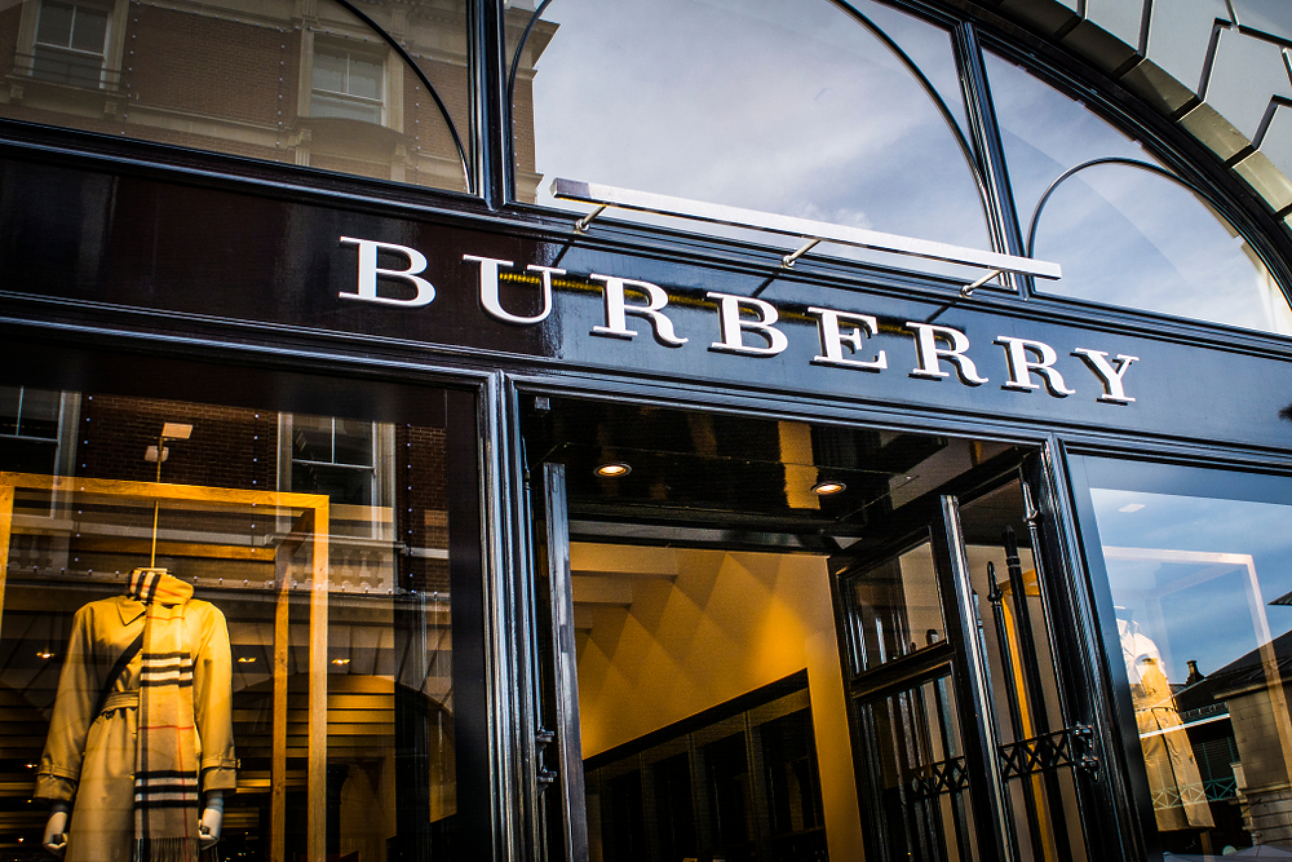 Burberry ще съкрати 1700 работни места, за да намали разходите