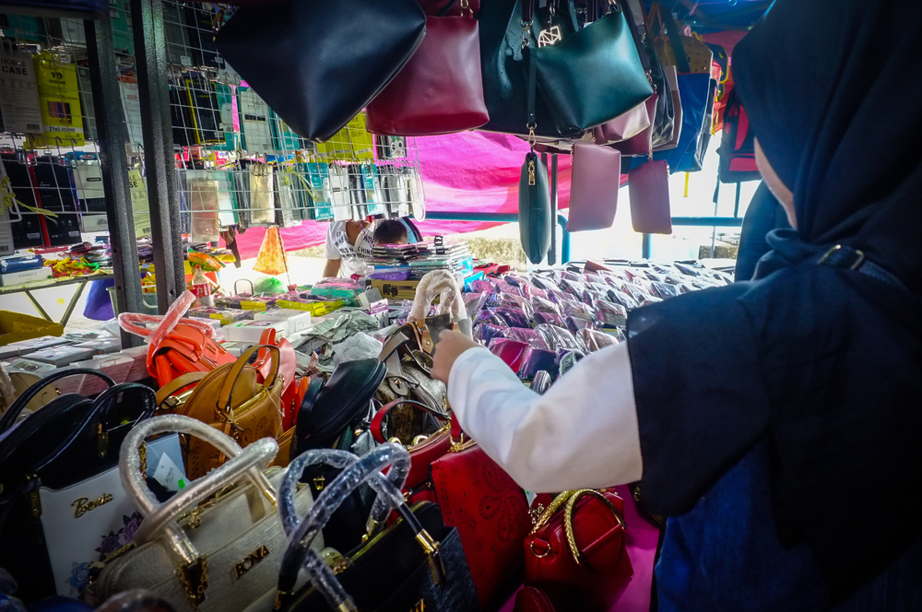 След натиск от САЩ: Виетнам засилва борбата с фалшификати на Prada, Gucci, Lego и кукли Barbie