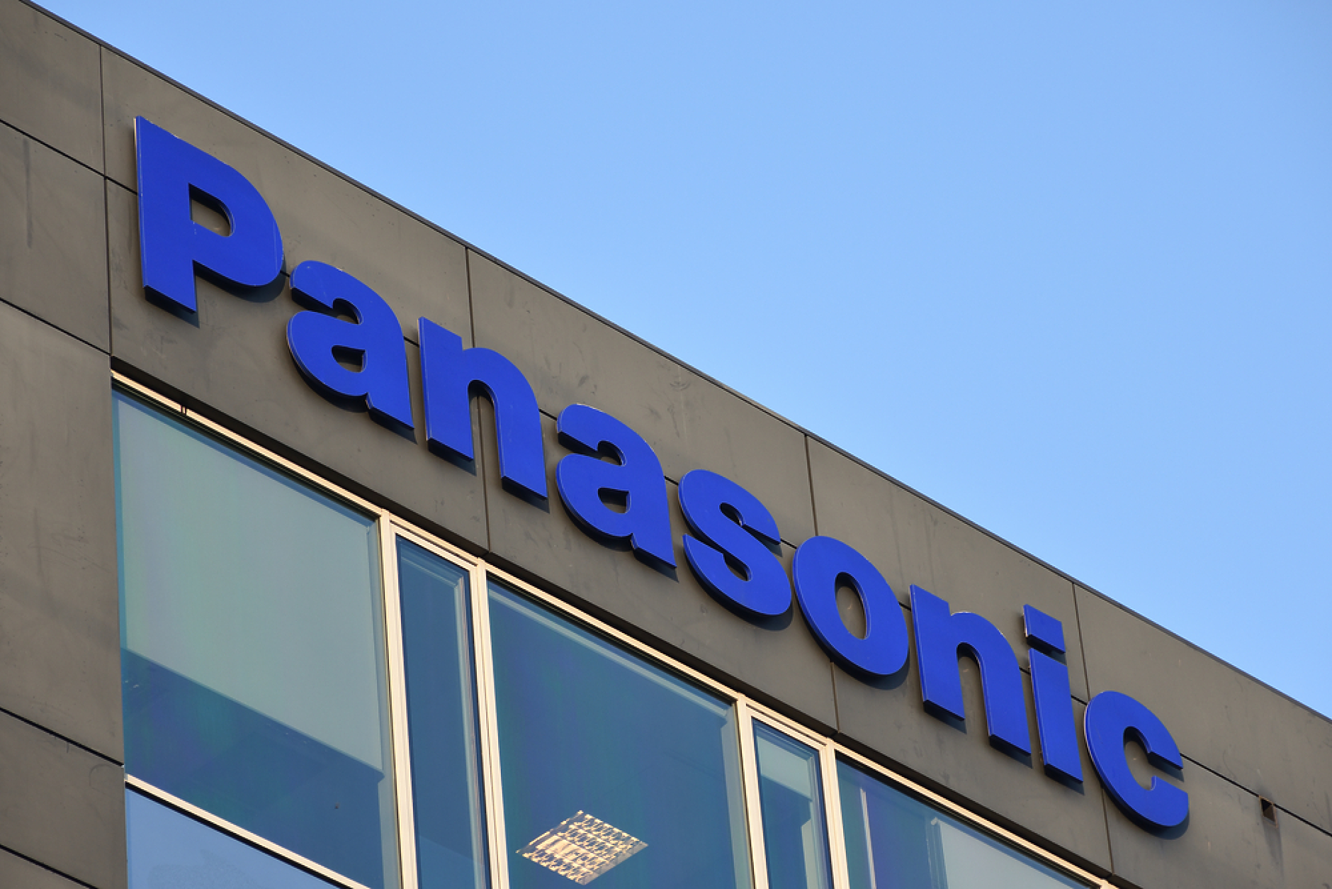 Panasonic съкращава 10 000 служители и спира телевизорите като част от мащабна промяна