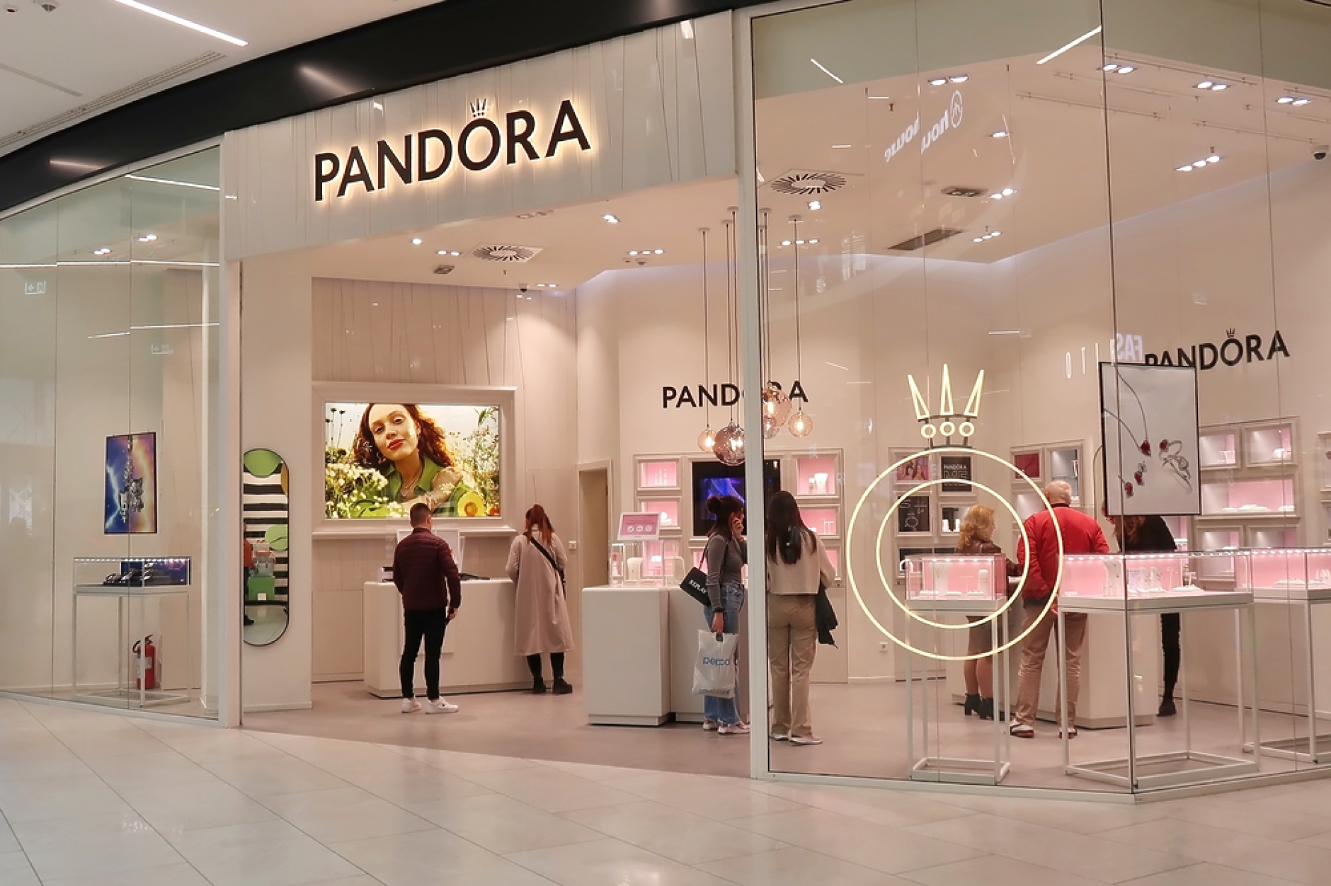 Бижутерийната компания Pandora остава на пазара в САЩ, отчита силно търсене на продуктите си