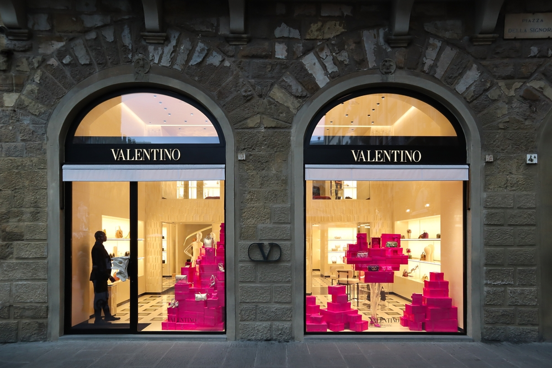 Италия постави под съдебно управление компания на Valentino заради трудова експлоатация