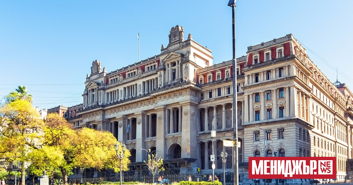 12 кутии, съдържащи нацистка пропаганда и други документи, внесени в