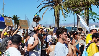 Този уикенд жителите на испанските Канарски острови излизат на протест