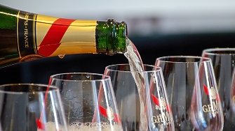 Работниците от шампанските изби Mumm Perrier Jouet и Veuve Clic в град