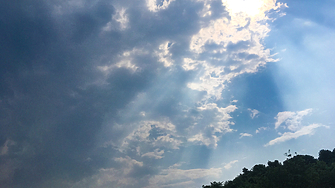 В четвъртък над по голямата част от страната ще преобладава слънчево