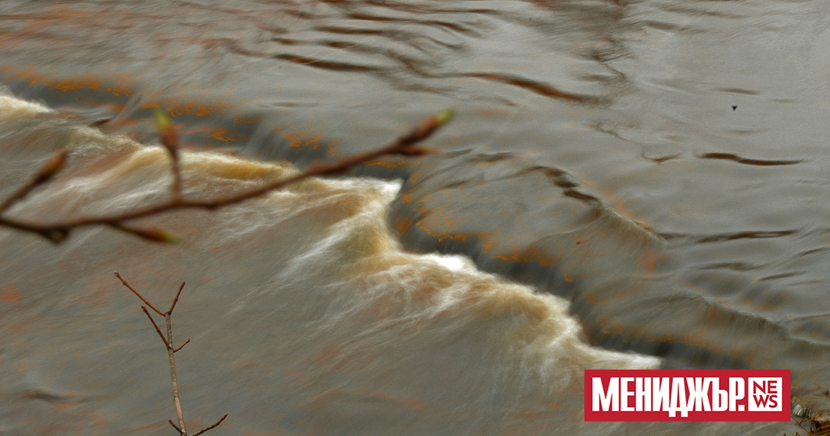 Река Вит в Тетевен е излязла от коритото си, съобщи