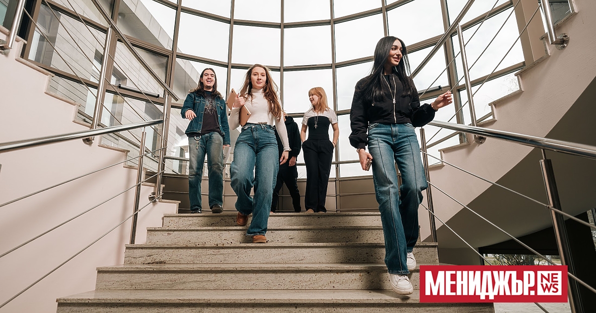 Ученици създават дигитална платформа, с която помагат на своите баби