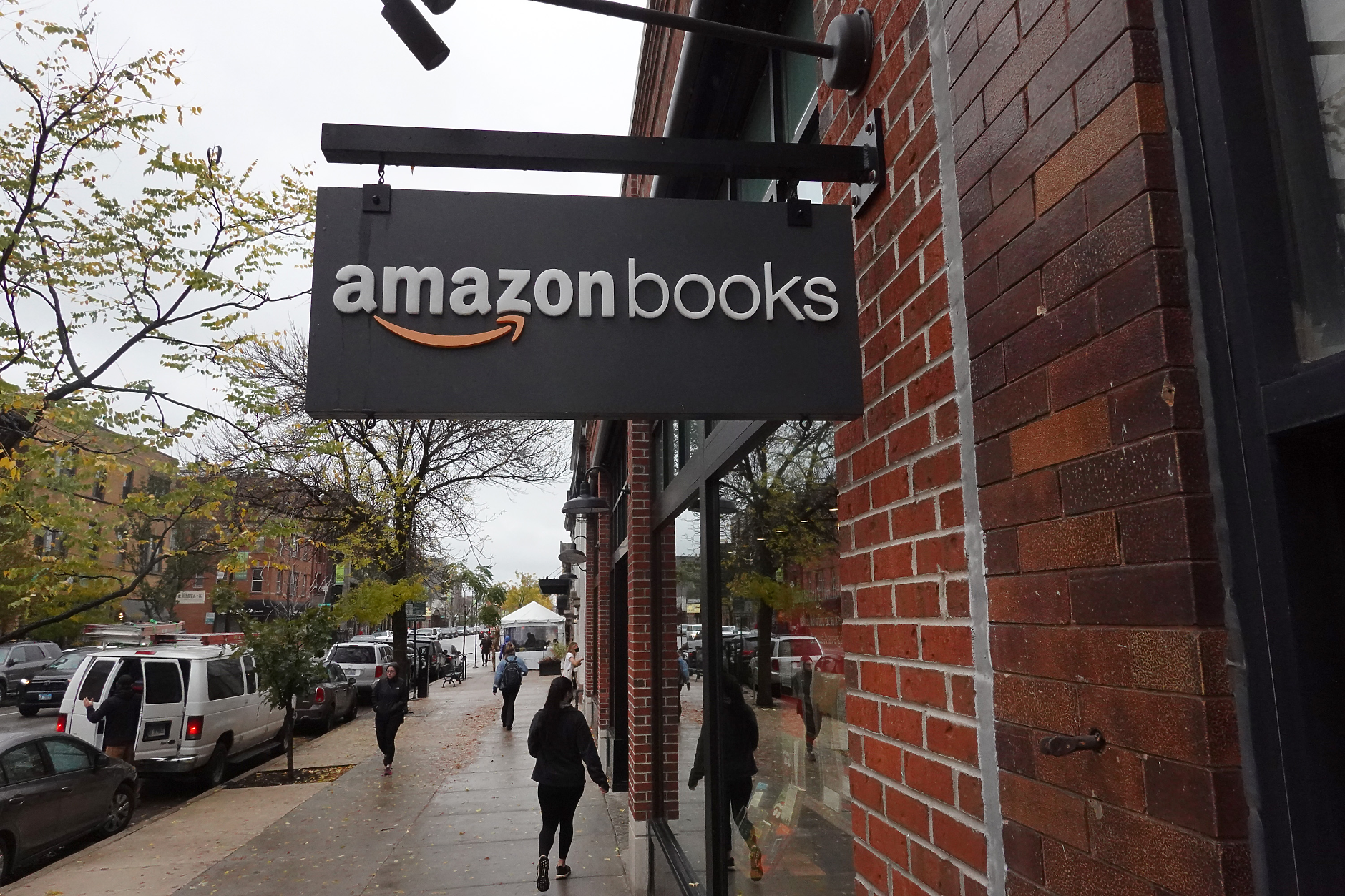 Amazon съкращава работни места в бизнеса си с книги