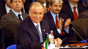 Първият президент на Румъния след падането на комунистическия режим на