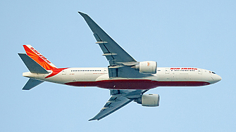 Пътнически самолет на Air India се разби след излитане близо