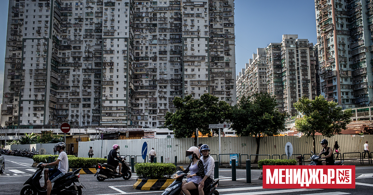 Десетки лъскави електрически мотопеди са наредени пред търговски център в