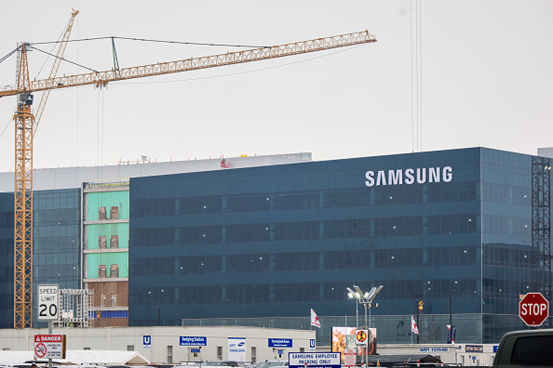 Samsung остана единствената компания с пълен цикъл на производство на смартфони