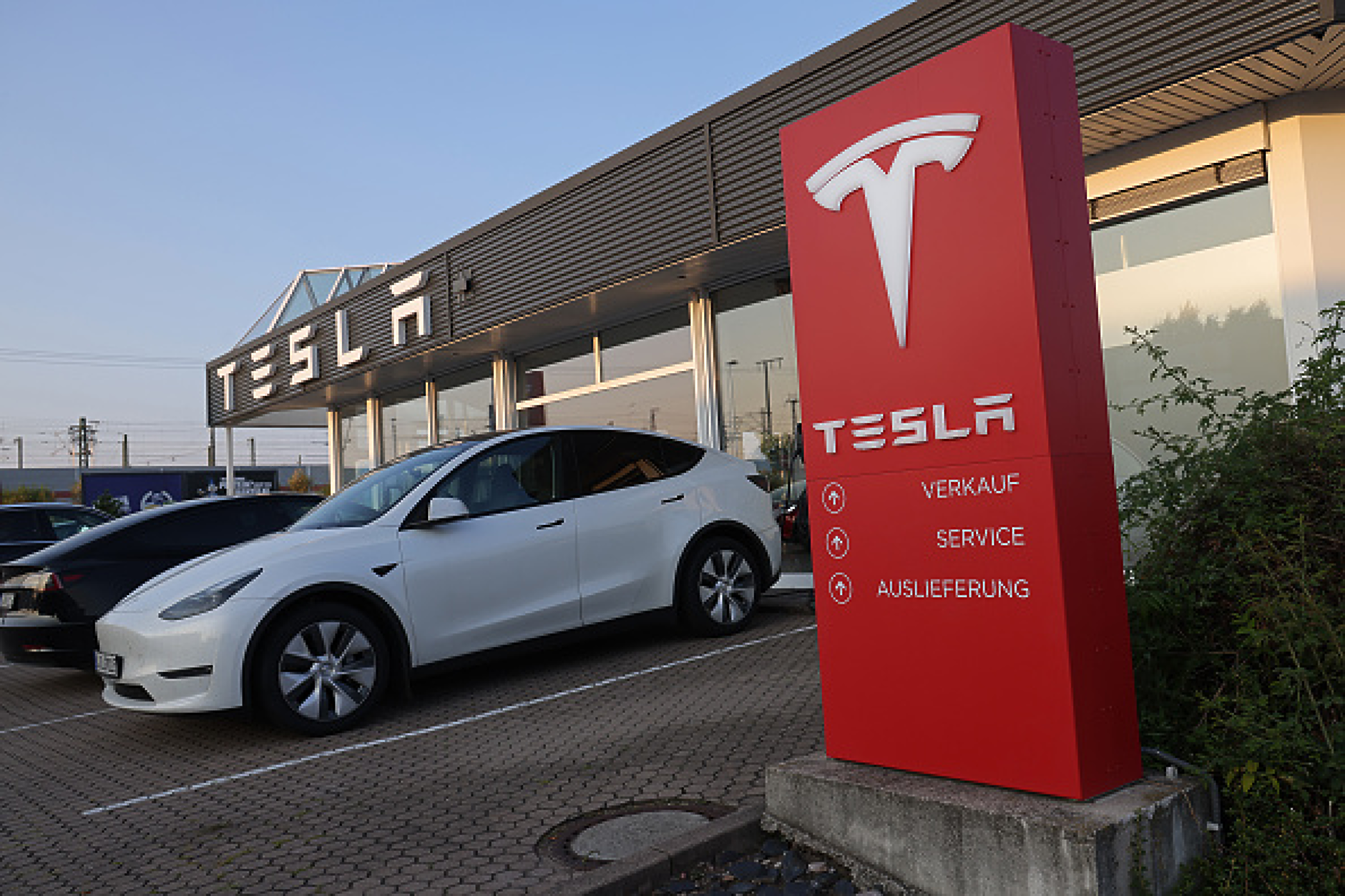Продажбите на автомобили Tesla във Великобритания са спаднали почти наполовина през май
