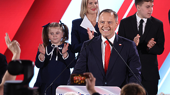 Подкрепеният от опозиционната партия Право и справедливост ПиС историк Карол Навроцки спечели