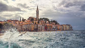 Силна буря връхлетя крайбрежния район Истрия в Хърватия снощи поваляйки