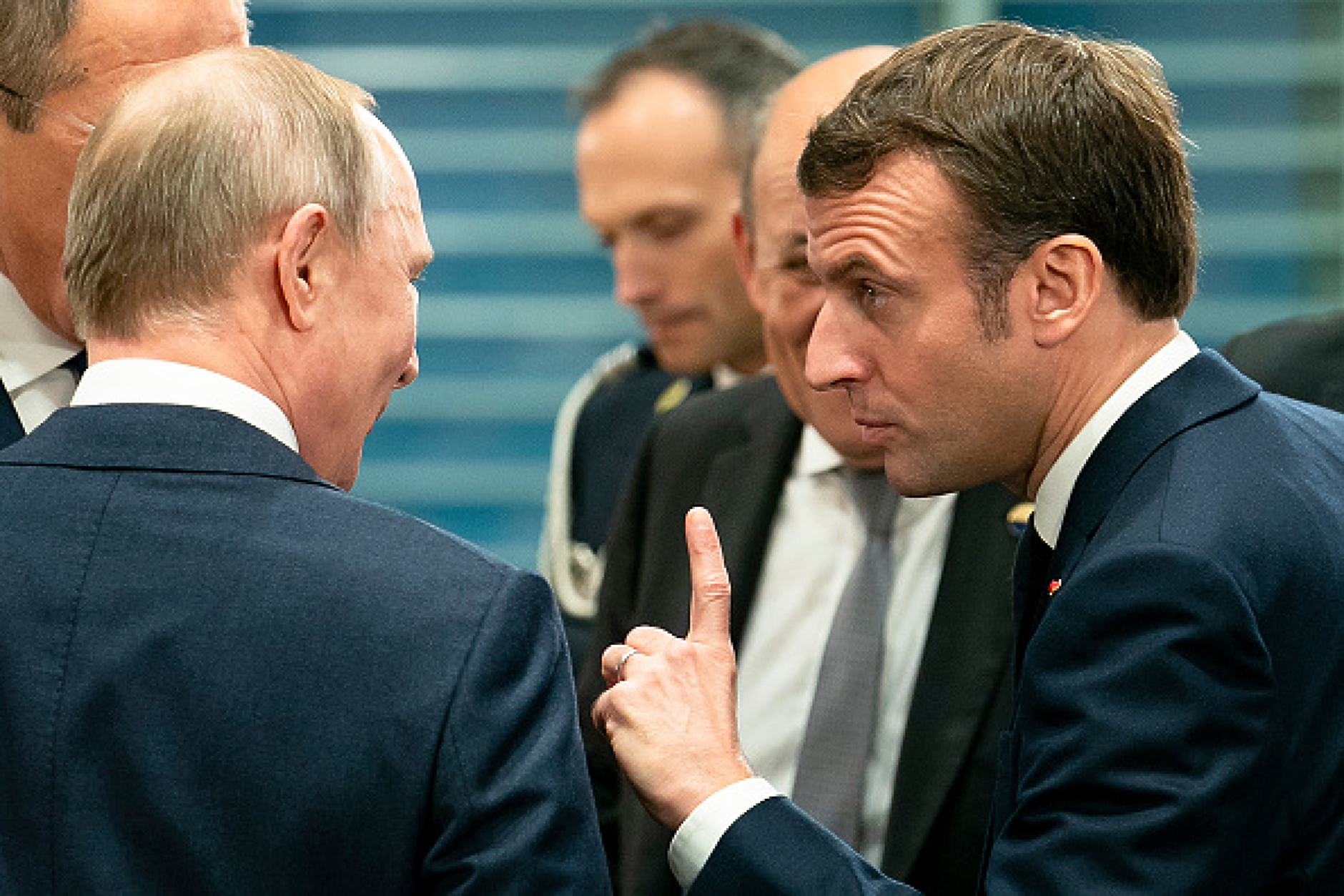 Президентите Макрон и Путин разговаряха по телефона за пръв път от над три години