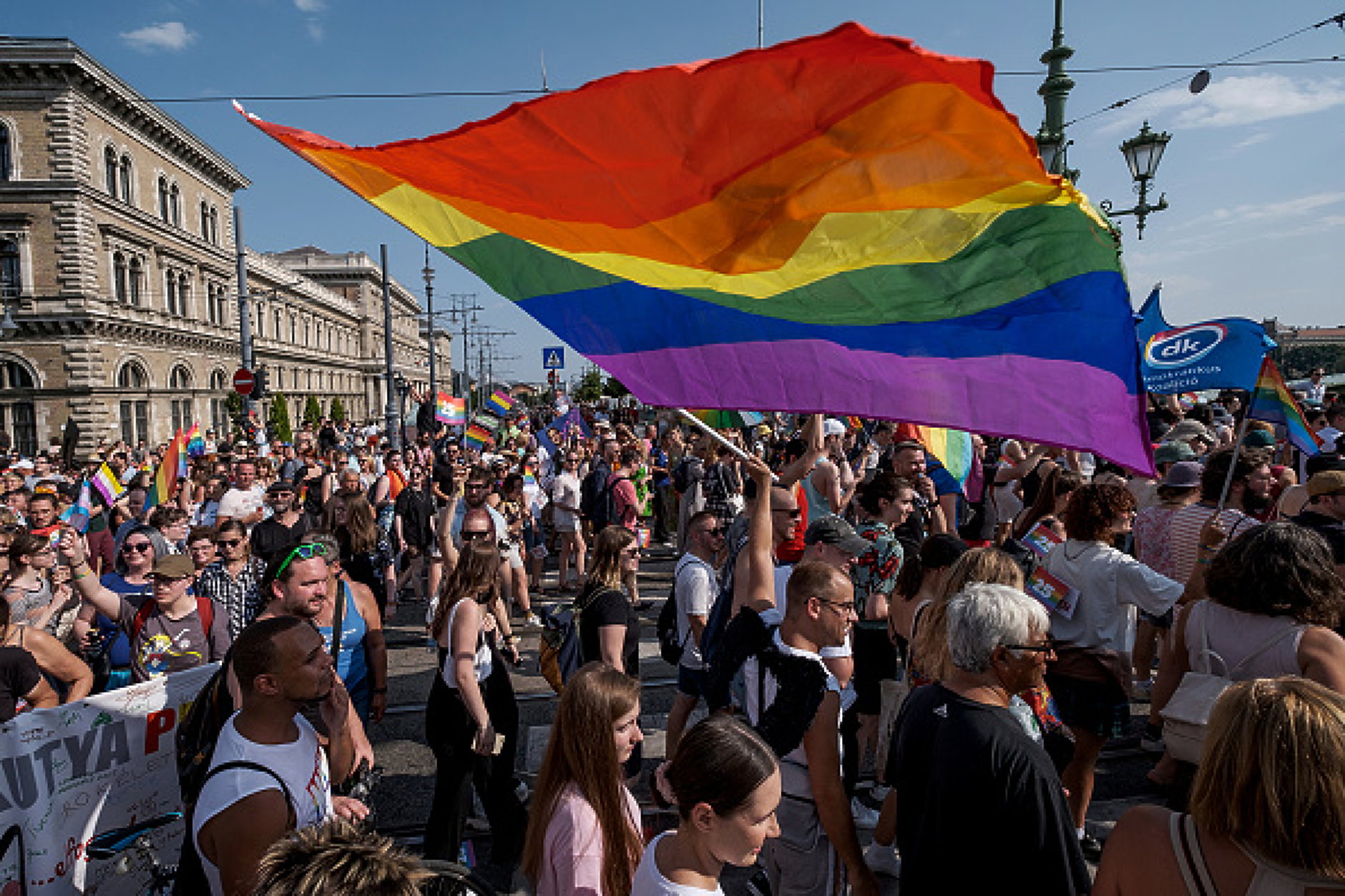 Властите в Истанбул забраниха планирания прайд и достъпа до централния площад Таксим и района Шишли
