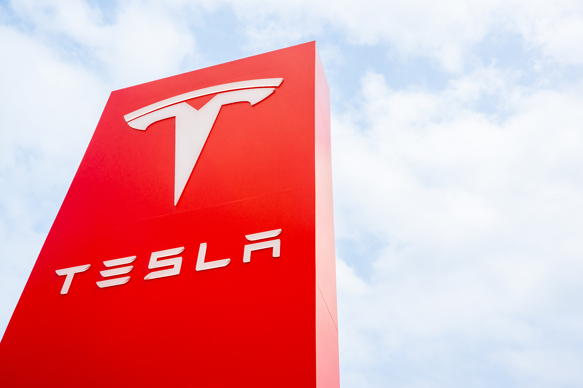 Си Ен Би Си: Илон Мъск уволни шефа на производството в Tesla Омеад Афшар
