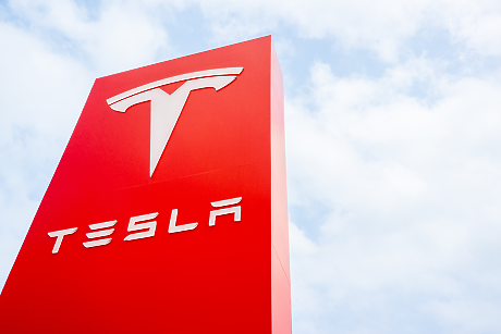 Илон Мъск уволни шефа на производството в Tesla Омеад Афшар