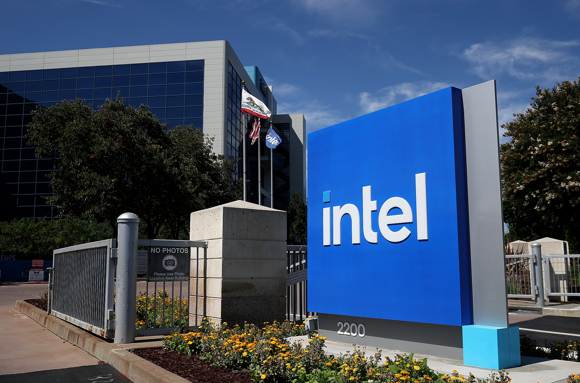 Новият шеф на Intel иска да транформира  бизнеса с производство на чипове за външни клиенти