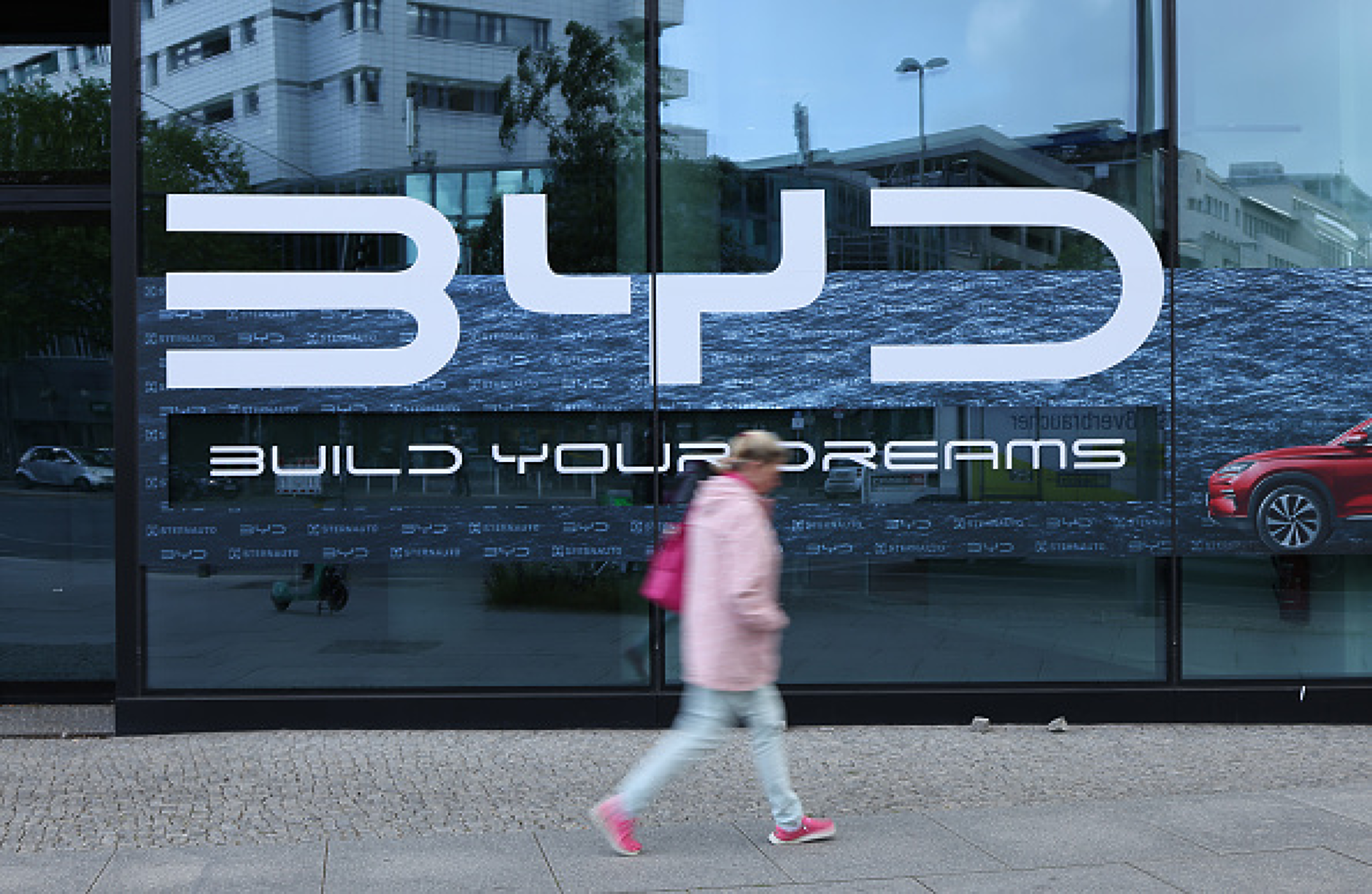 Първенецът по електромобили BYD забавя производството и отлага разширяването на китайските си фабрики