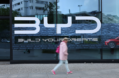 Първенецът по електромобили BYD забавя производството и отлага разширяването на китайските си фабрики