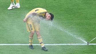 Рисковете от внезапни бури продължават да прекъсват или забавят мачове