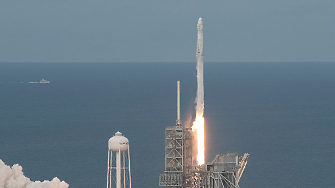 Кораб Crew Dragon за многократна употреба с четирима космически туристи