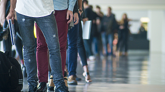 С близо 10 000 души от 28 000 на