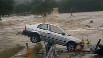 Най малко 25 души загинаха при катастрофалните наводнения които връхлетяха Централен