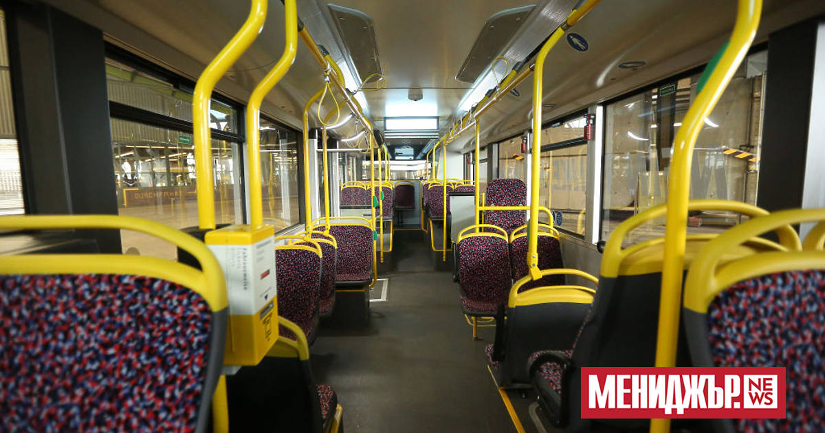 Протест на работещите в градския транспорт започна  пред сградата на