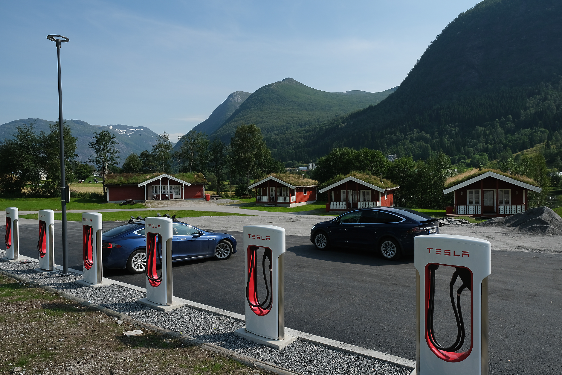 Норвежката мания по Tesla не се поддава на негативната реакция срещу Мъск в Европа