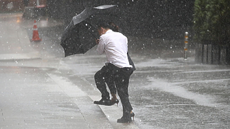 Най малко двама души загинаха а повече от 1000 вече са