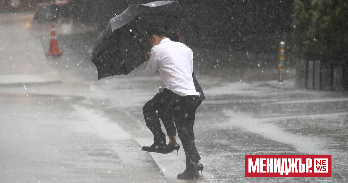 Най-малко двама души загинаха, а повече от 1000 вече са