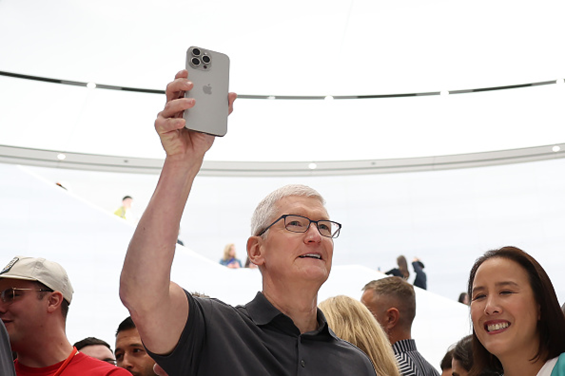 Белият дом обвини Apple в умишлено бавене при прехвърлянето на производството на iPhone в САЩ 