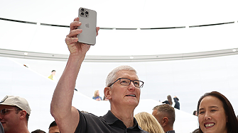 Белият дом обвини Apple в умишлено бавене при прехвърлянето на производството на iPhone в САЩ 