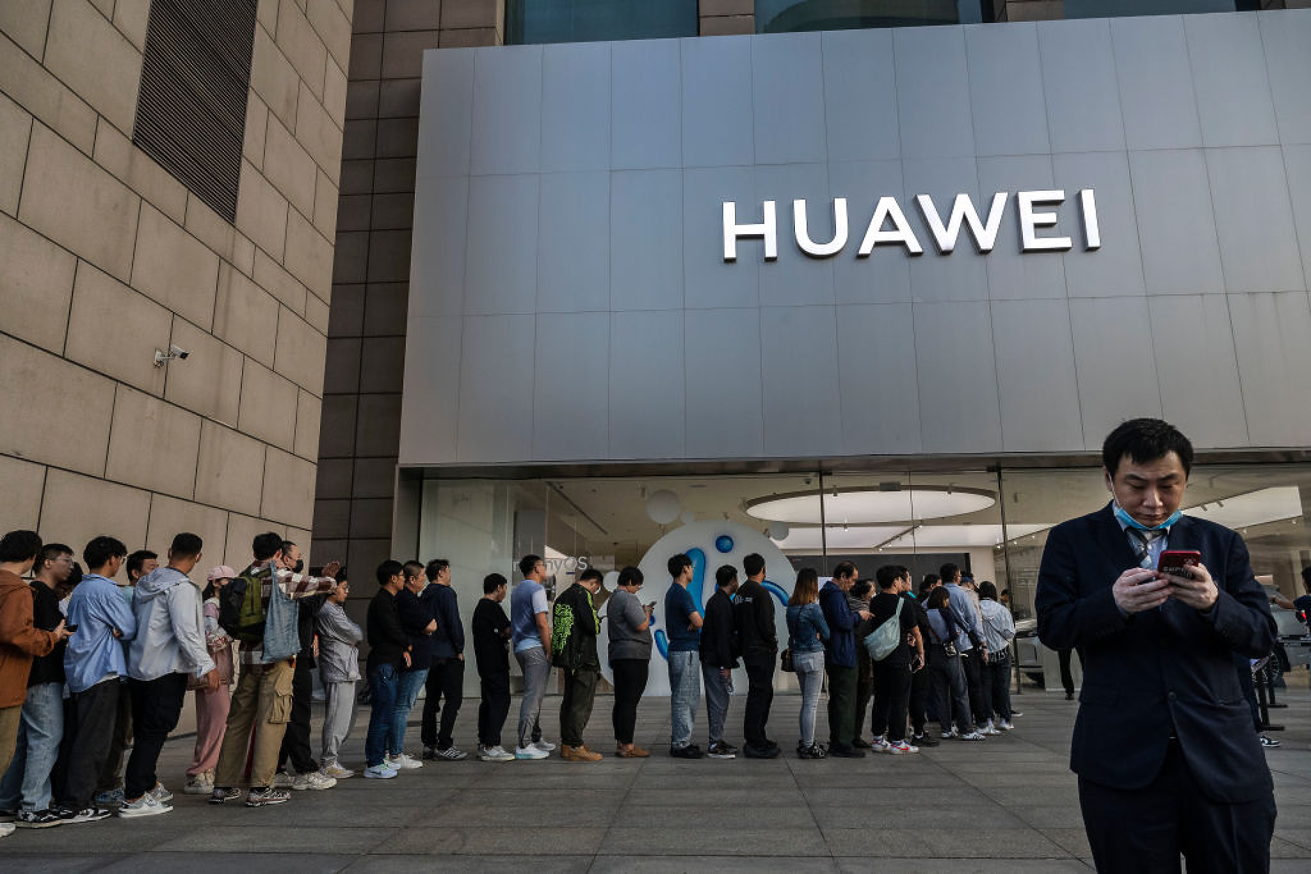 Huawei отново е номер 1 по доставки на смартфони в Китай, Apple се завърна към растеж