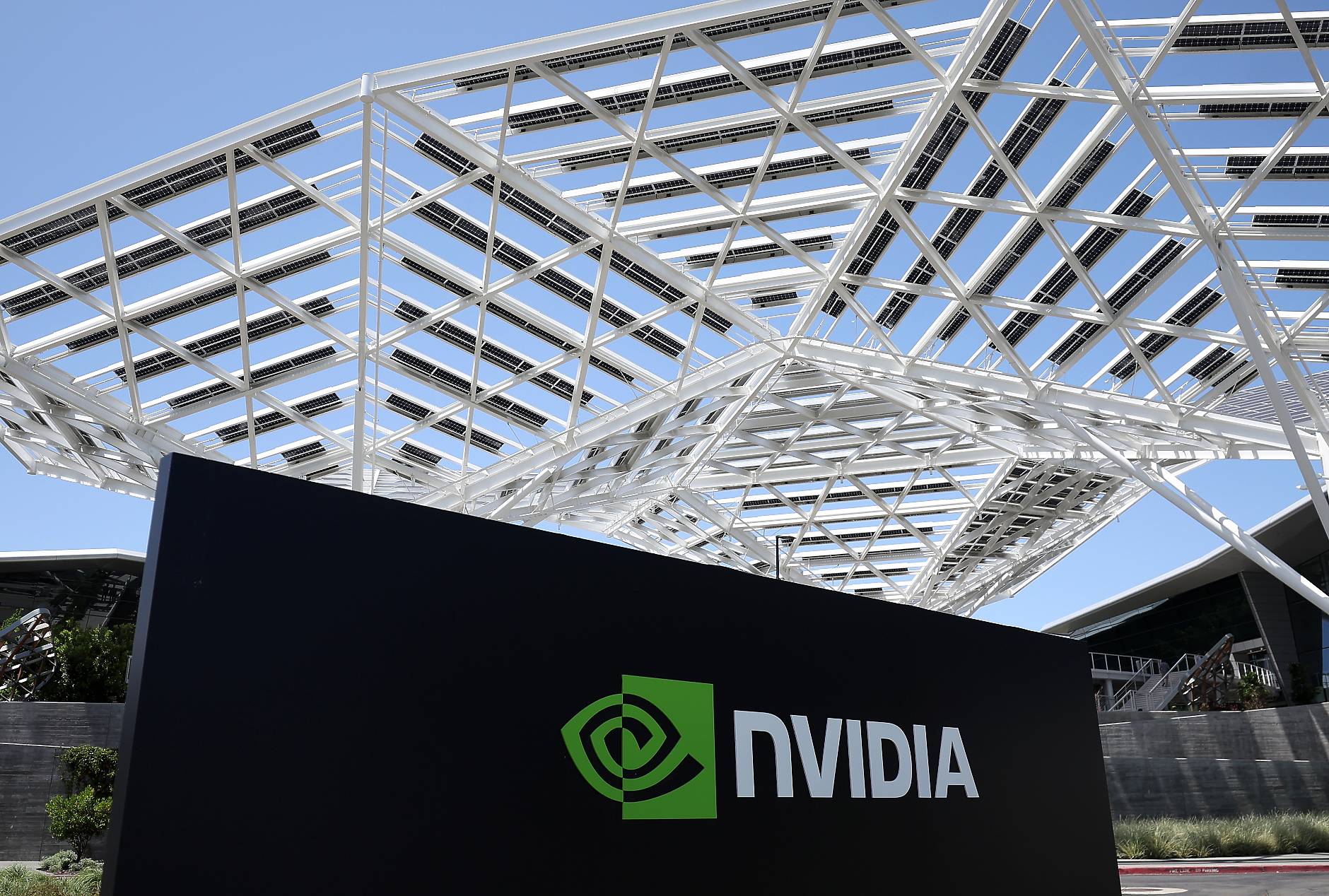 Обрат в американската политика: Nvidia скоро ще възобнови продажбите на чиповете H20 в Китай