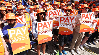 Около 50 000 младши лекари започнаха петдневна стачка в Англия Тя