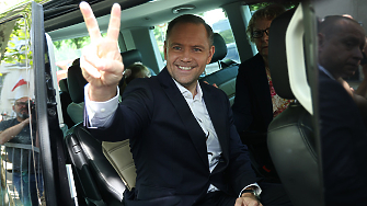 Новият полски президент Карол Навроцки заяви че не бърза да