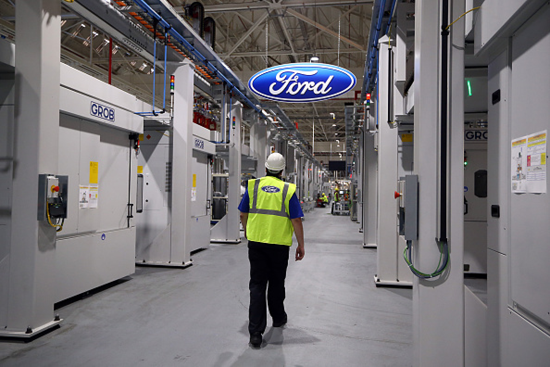 Ford изтегля 694 000 автомобила в САЩ поради опасност от пожар в двигателния отсек