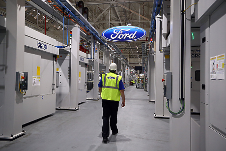 Ford изтегля 694 000 автомобила в САЩ поради опасност от пожар в двигателния отсек