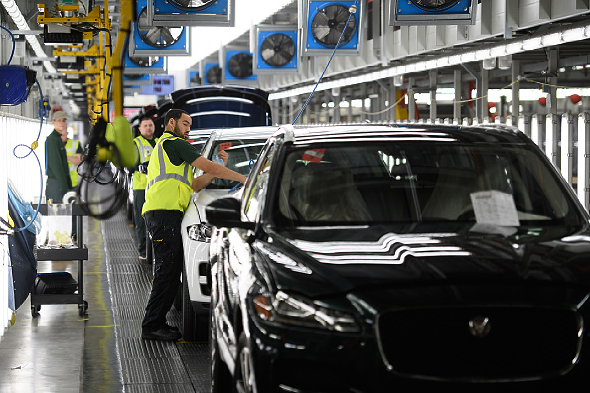 Автопроизводителят Jaguar Land Rover ще съкрати до 500 служители на ръководни позиции