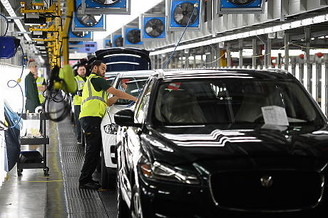 Автопроизводителят Jaguar Land Rover ще съкрати до 500 служители на ръководни позиции