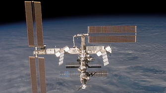 Многократно използваемият пилотиран космически кораб Crew Dragon на SpaceX с