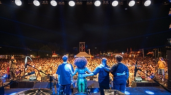 С артисти от четири континента над 50 хиляди посетители и