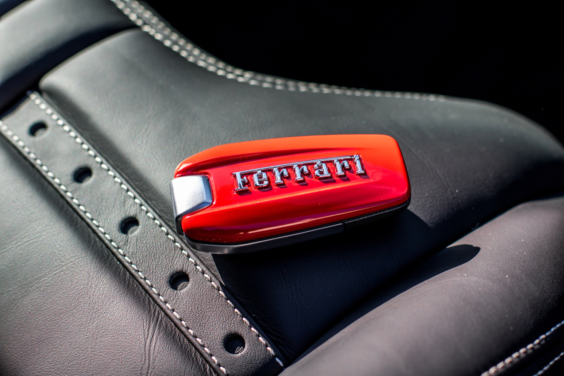 Ferrari прави 30-метрова летяща състезателна яхта без двигател