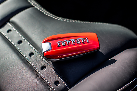 Ferrari прави 30-метрова летяща състезателна яхта без двигател